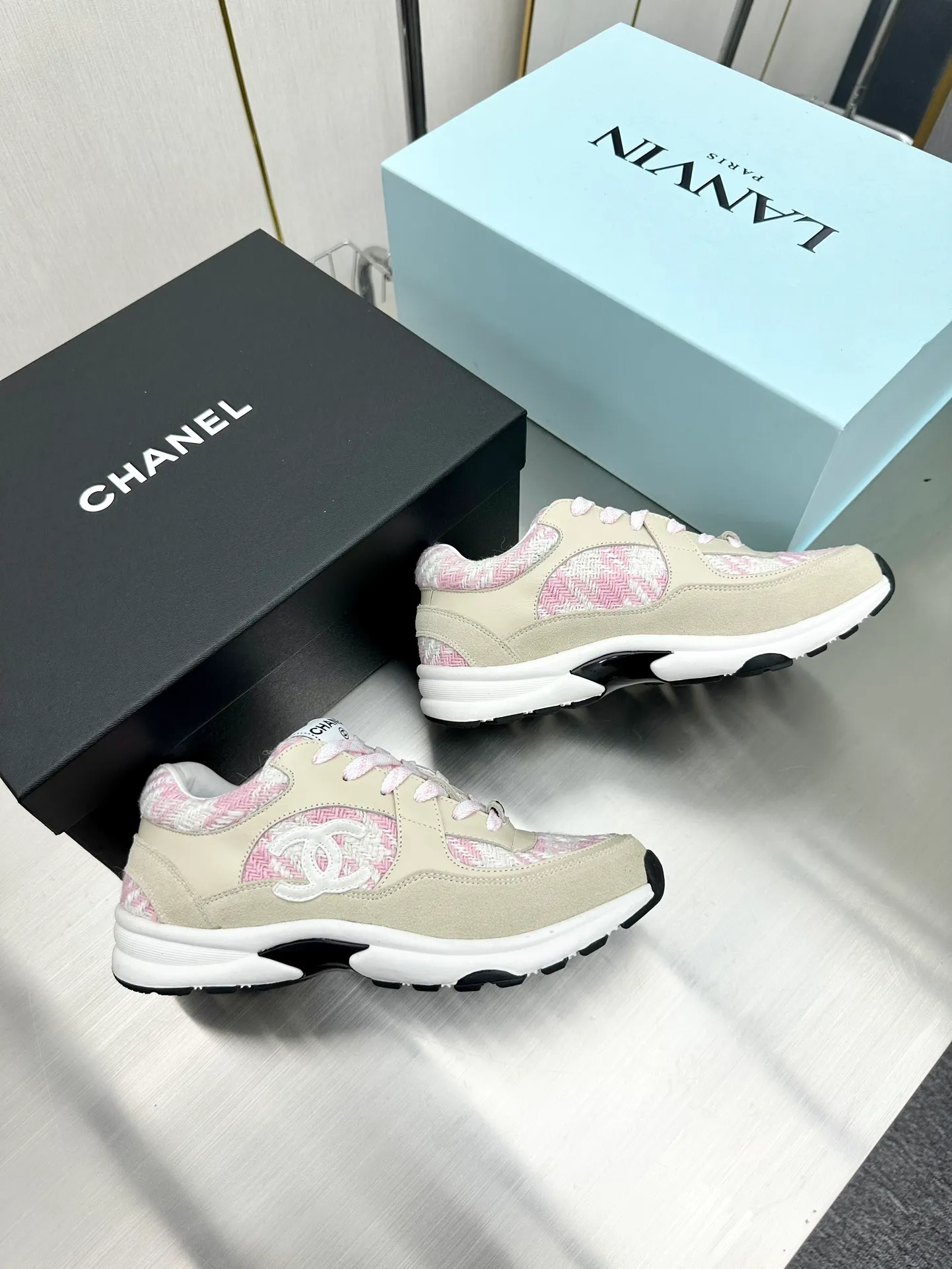 👟👟Ex-factory price 480 👟👟Chanel Chanel - 2023 counter top casual sports shoes This classic design; the upper is electro-embroidered with a variety of crafts; the outsole is fashionable and sporty; it is unusual to incorporate a variety of color matching elements... The diversified mix and match is very good-looking and versatile, casual, fashionable, sports and outdoor can be taken into account... ꫛꫀꪝ Go➫ Material: ❶Upper is made of: Original imported mercerized velvet + double-layer breathable mesh ❷Inner use: original imported breathable mesh ❸Outsole based on: original TPU combination outsole Full set of boutique packaging for women 35–41 men 38-46
